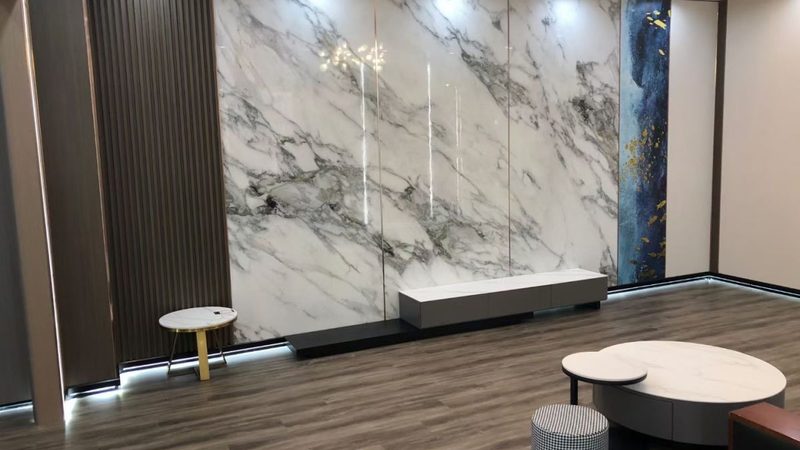 农村建材市场加盟模式，即加盟商获得品牌授权，在品牌支持下进行经营。其优点在于：